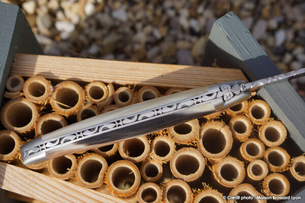 6 Pointe de corne Abeille et ressort ciselés main 2