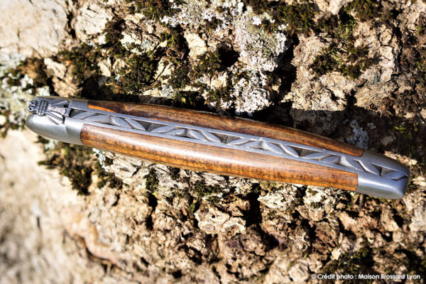 Forge de Laguiole Lame T12 Manche bouleau Abeille et ressort ciselés main 3