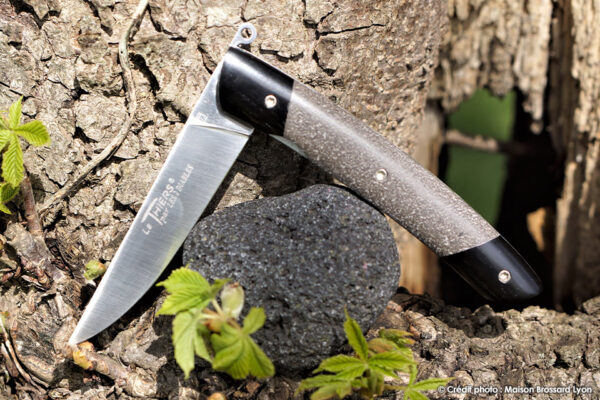 Le Thiers par les 2 diables Manche en pierre de lave Mitres ébène Acier 12C27 inox Lame bloquante