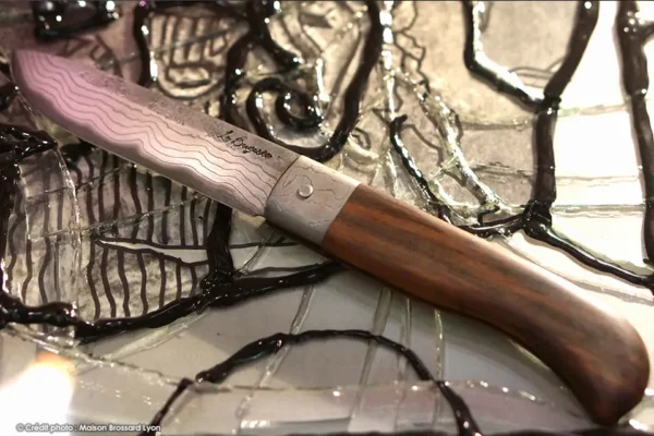 Manche ébène du Cameroun Damas san mai artisanal non inox coeur whiye paper steel