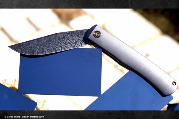 Couteau Böker ÉDITION LIMITÉE 999 exemplaires dans le monde Damas Inox Chad Nichols Manche Titane 02