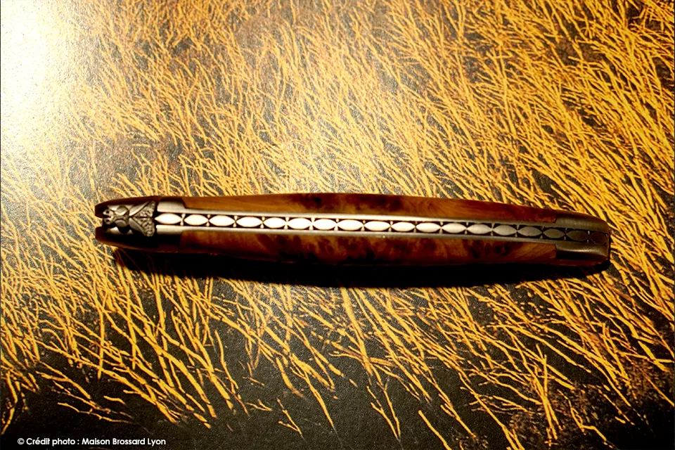 Forge de Laguiole – Collection – Abeille Ciselée Main Manche genévrier