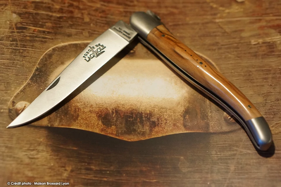 Forge de Laguiole – Collection – Abeille Ciselée Main Manche olivier 02