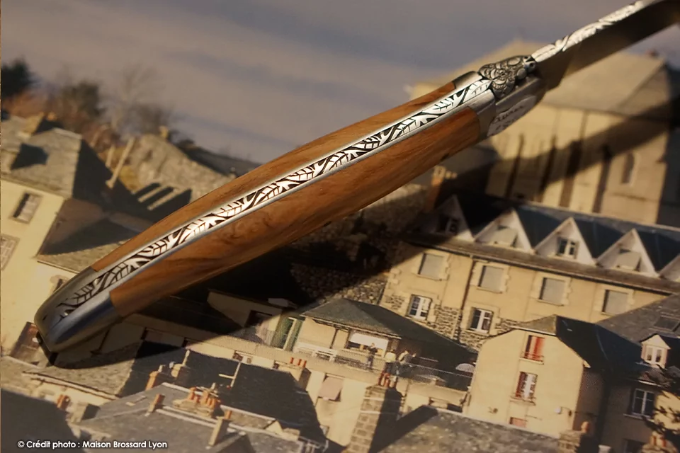 Forge de Laguiole – Collection – Abeille Ciselée Main Manche olivier