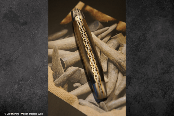 Forge de Laguiole – Collection – Corne de Vache d’Aubrac et Double Platines ciselées main Lame brut de forge 03