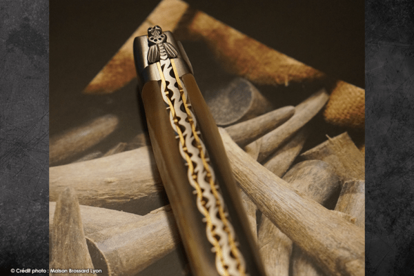 Forge de Laguiole – Collection – Corne de Vache d’Aubrac et Double Platines ciselées main Lame brut de forge 04
