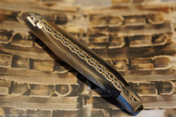 Forge de Laguiole – Collection – Corne de Vache d’Aubrac et Double Platines ciselées main Lame brut de forge