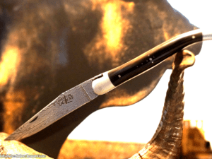 Forge de Laguiole – Collection – Manche en corne massive lame Damas inox ressort et abeille ciselés main 02