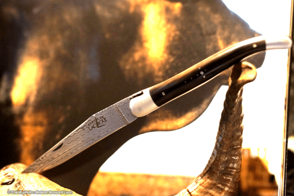 Forge de Laguiole – Collection – Manche en corne massive lame Damas inox ressort et abeille ciselés main 02