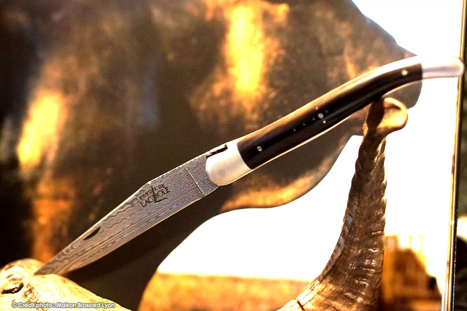 Forge de Laguiole – Collection – Manche en corne massive lame Damas inox ressort et abeille ciselés main 02