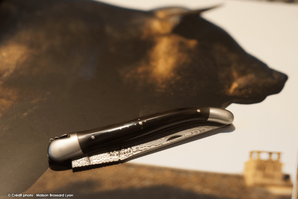 Forge de Laguiole – Collection – Manche en corne massive lame Damas inox ressort et abeille ciselés main 04