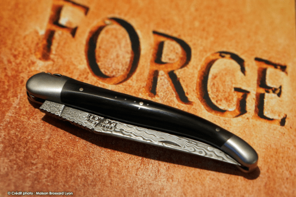 Forge de Laguiole – Collection – Manche en corne massive lame Damas inox ressort et abeille ciselés main