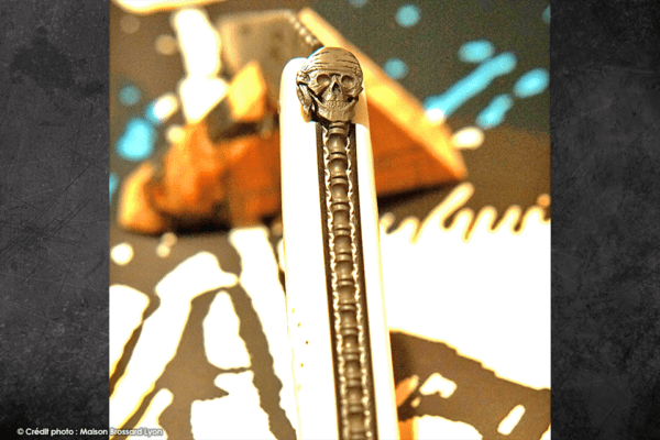 Forge de Laguiole – Collection – Pièce exceptionnelle S Rambaud plein manche os Guillochage main thème Pirates Lame Damas Carbone Markus Balbach