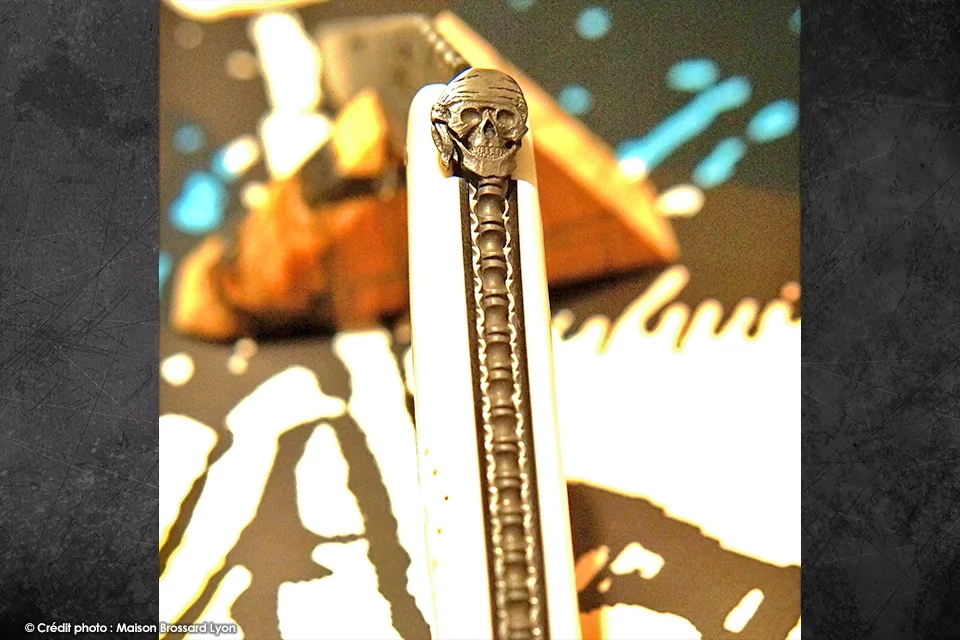 Forge de Laguiole – Collection – Pièce exceptionnelle S Rambaud plein manche os Guillochage main thème Pirates Lame Damas Carbone Markus Balbach