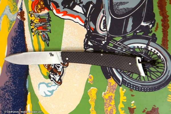 Le 750 Manche en fibre de carbone Lame acier inox 14C28N enrichi en carbone Fait main Inspiration Motos 01