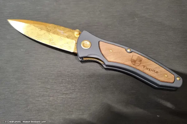 Böker Solingen Tirpitz Damascus Damas Pyramides forgé main 300 couches plaqué Or manche Aluminium et Noyer 01