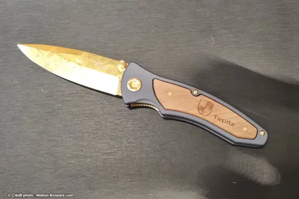 Böker Solingen Tirpitz Damascus Damas Pyramides forgé main 300 couches plaqué Or manche Aluminium et Noyer 02