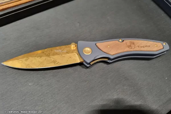 Böker Solingen Tirpitz Damascus Damas Pyramides forgé main 300 couches plaqué Or manche Aluminium et Noyer 03