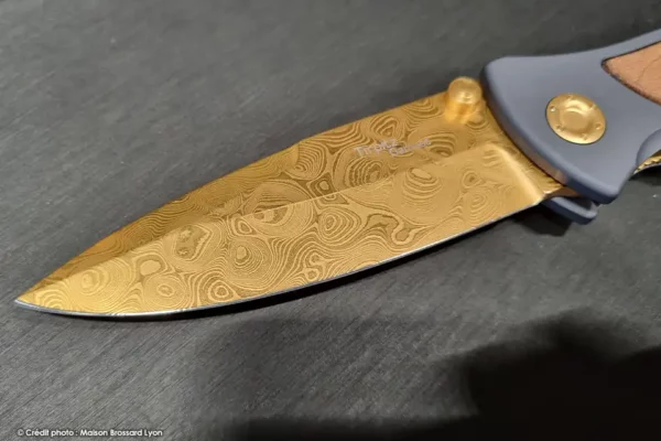 Böker Solingen Tirpitz Damascus Damas Pyramides forgé main 300 couches plaqué Or manche Aluminium et Noyer 04