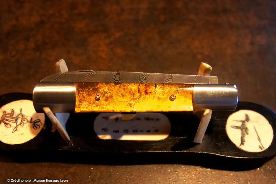 Le XVIIème par Eric Depeyre - Manche Ambre et Feuilles d'Or - Lame et Pompe Centrale Damas "TWIST" Inox – Image 3
