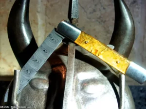 Le XVIIème par Eric Depeyre - Manche Ambre et Feuilles d'Or - Lame et Pompe Centrale Damas "TWIST" Inox