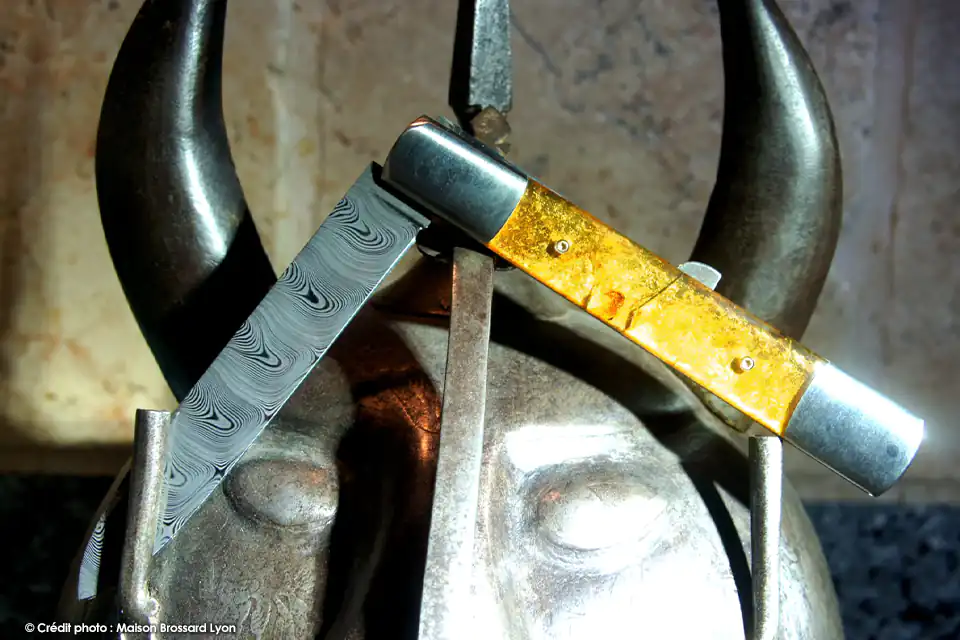 Le XVIIème par Eric Depeyre - Manche Ambre et Feuilles d'Or - Lame et Pompe Centrale Damas "TWIST" Inox