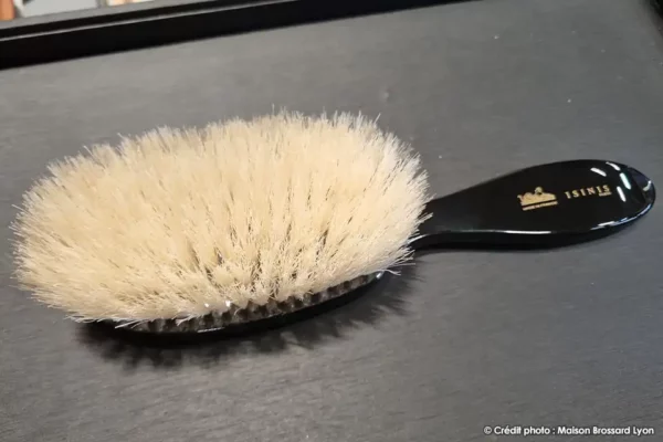 brosse cheveux montage main france 11 rangess soies douces blanches manche noir laque 01
