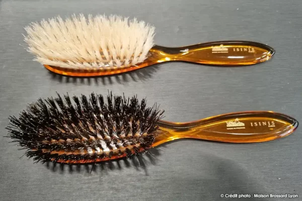 brosse cheveux montage main france 6 rangess soies sanglier ou soies blanches manche ecaille ovale boule