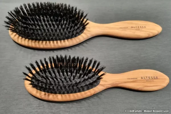 brosse cheveux montage main france pneumatique 7 ou 11 rangees soies sanglier manche olivier 01