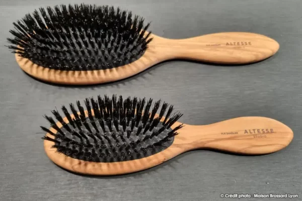 brosse cheveux montage main france pneumatique 7 ou 11 rangees soies sanglier manche olivier 02