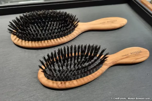 brosse cheveux montage main france pneumatique 7 ou 11 rangees soies sanglier manche olivier 03