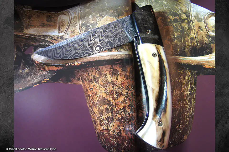 couteau art Manu Laplace 1515 Collection africa buffle et phacochere damas inox 288 couches entretoise fleche et inserts 03