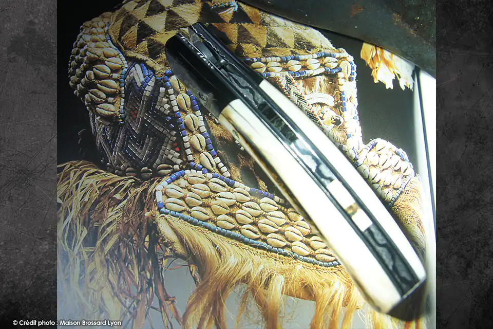 couteau art Manu Laplace 1515 Collection africa buffle et phacochere damas inox 288 couches entretoise fleche et inserts