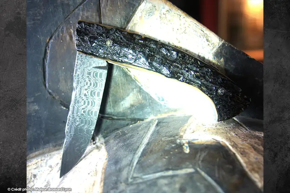 couteau art Manu Laplace 1515 Collection primitive pice unique ivoire de mammouth damas artisanal snake 300 couches entretoise taillee silex gravure scene de chasseur 03