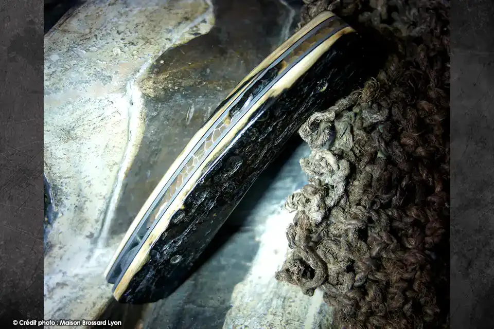 couteau art Manu Laplace 1515 Collection primitive pice unique ivoire de mammouth damas artisanal snake 300 couches entretoise taillee silex gravure scene de chasseur