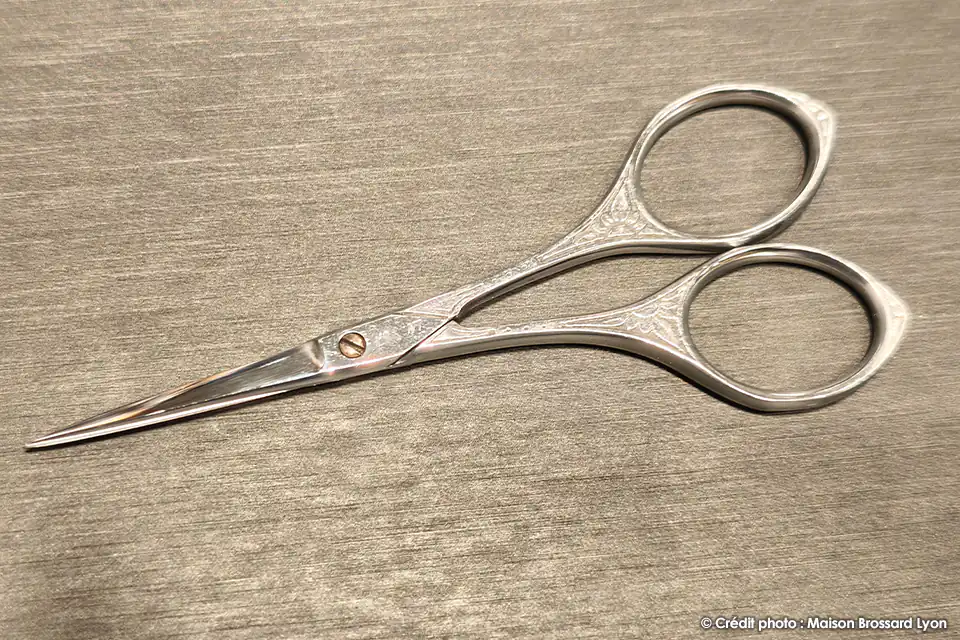 ciseaux a broder fleurs