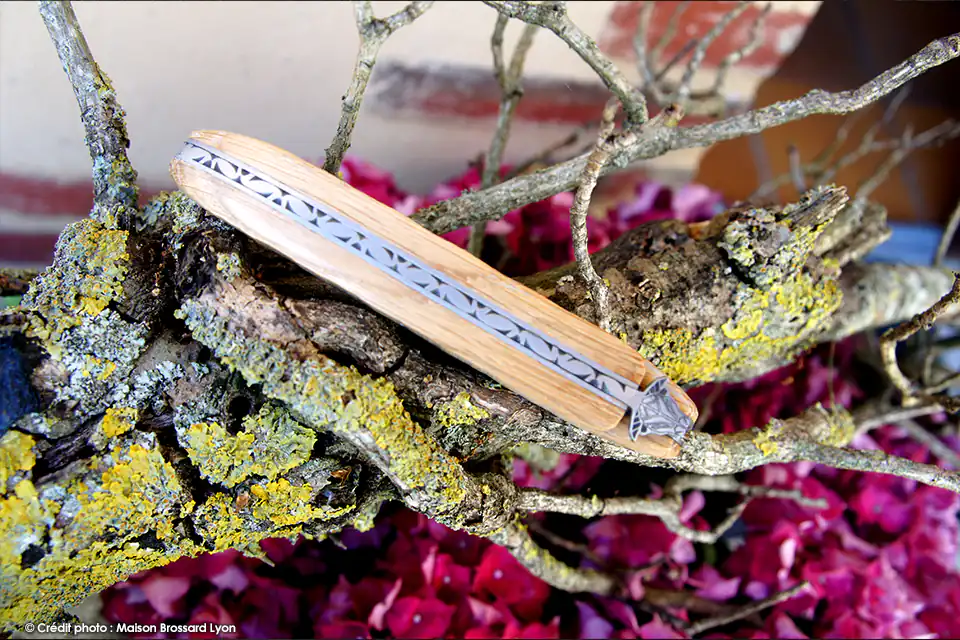 Couteau Exclusif Maison Brossard Forge de Laguiole L'Abeille et la Bête 04